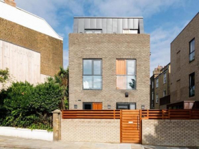 4Bedroom, 3Bath Retreat with Extra Toilet & Private Garden Oasis, London